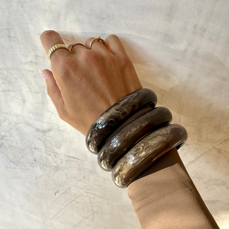 AURICLE RESIN BANGLE LATTE