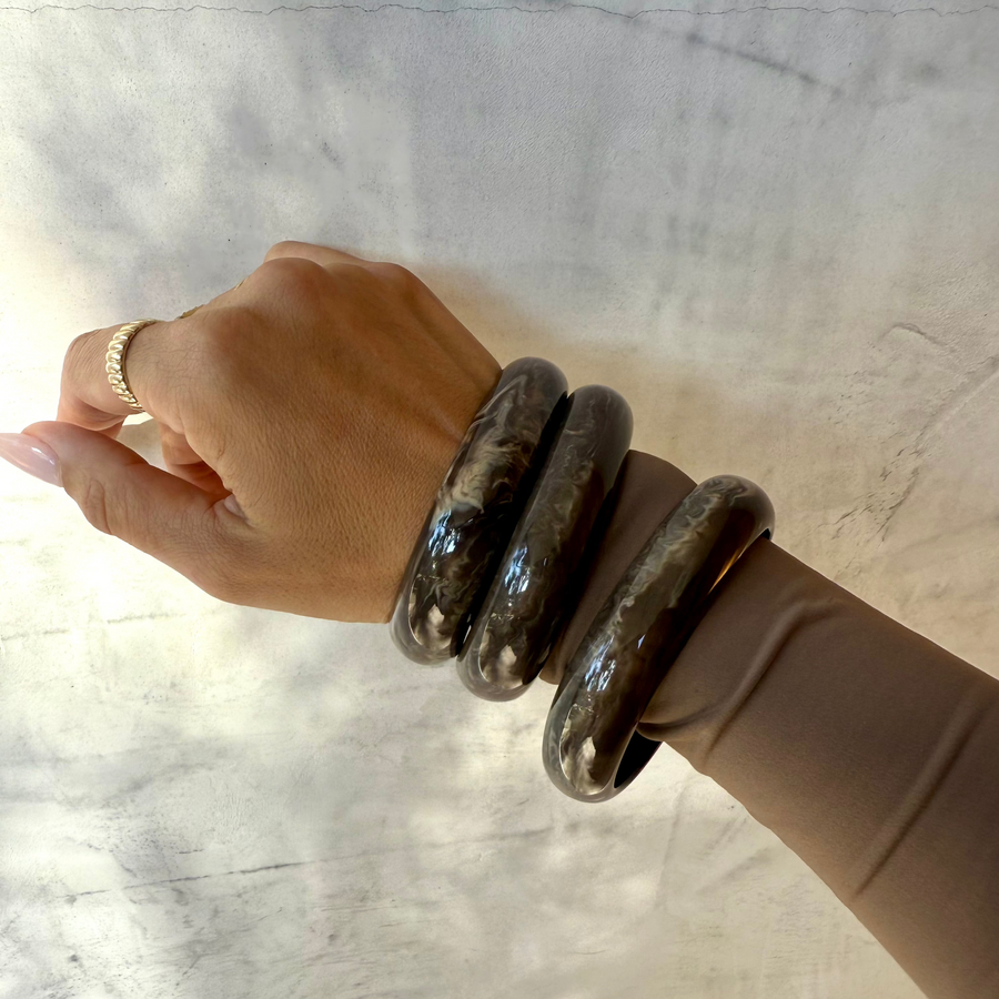 AURICLE RESIN BANGLE LATTE