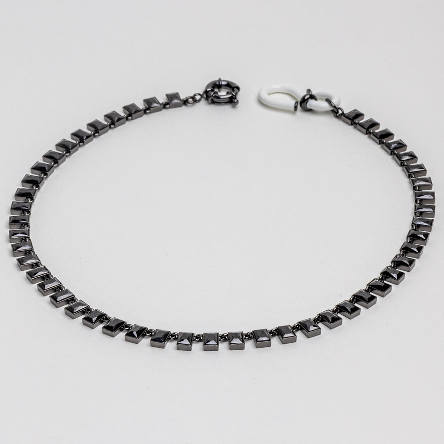 CONCHA BLACK STONE NECKLACE