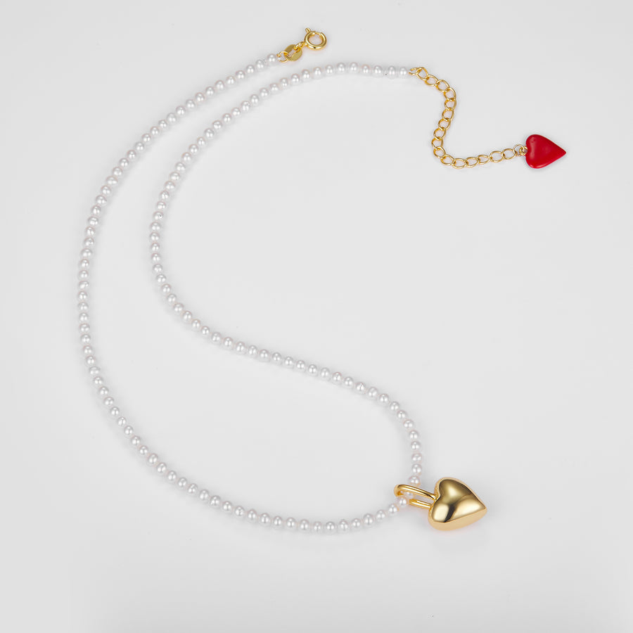 Necklace pearl with heart-shaped pendants 