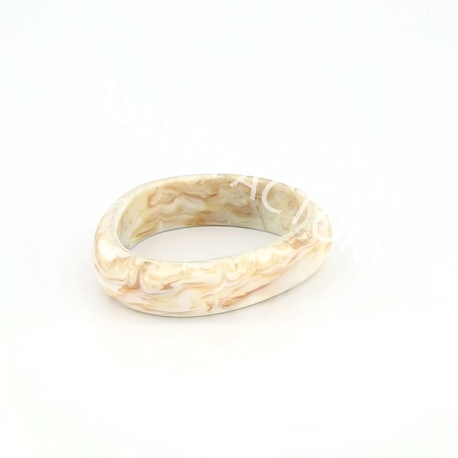 AURICLE RESIN BANGLE CREAMY WHITE