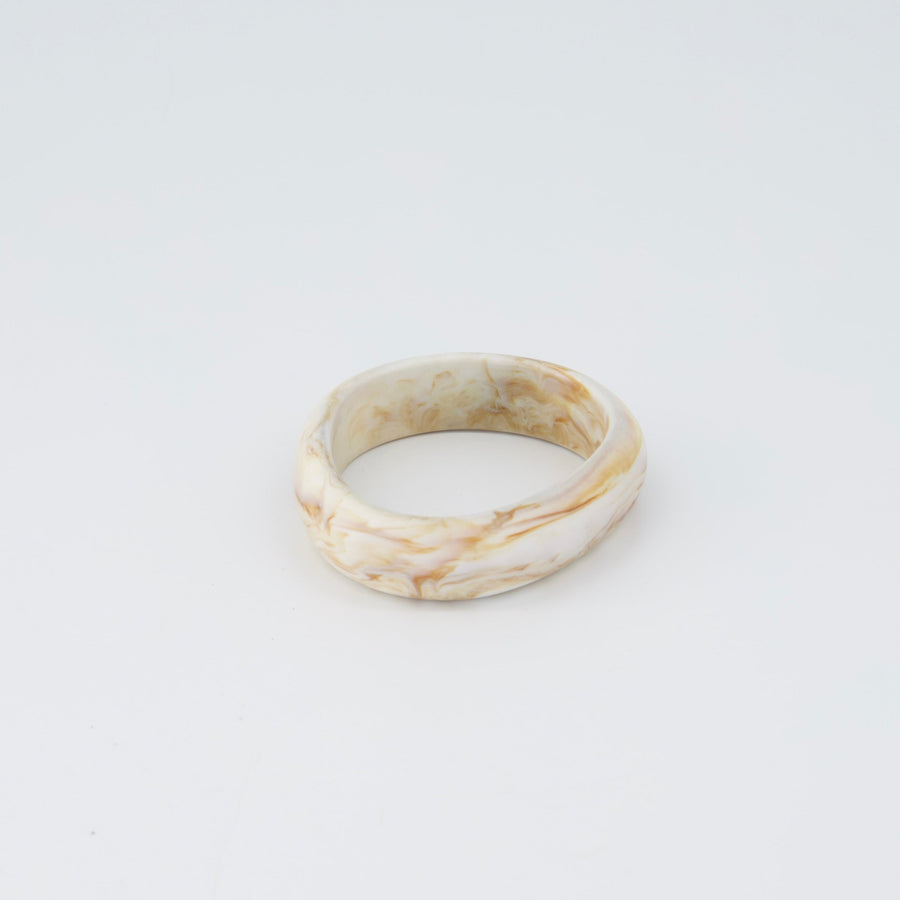 AURICLE RESIN BANGLE CREAMY WHITE