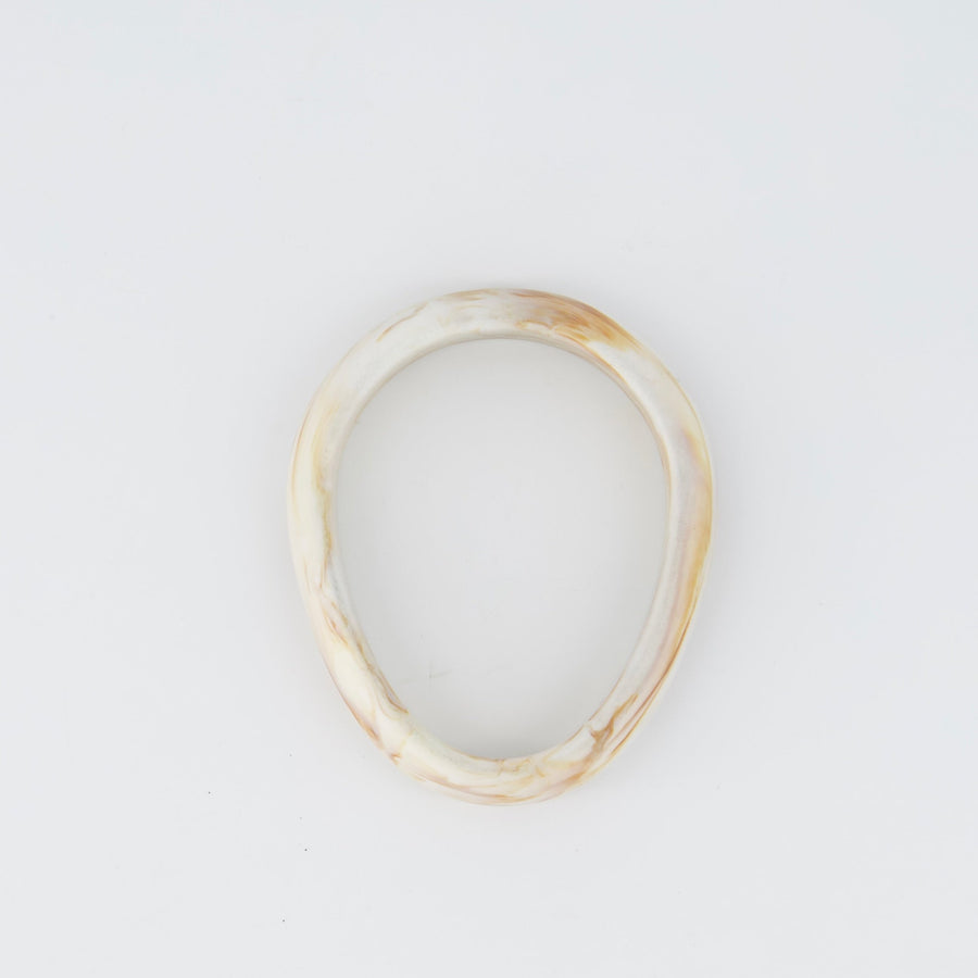 AURICLE RESIN BANGLE CREAMY WHITE