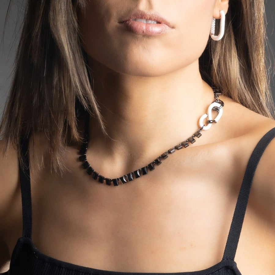 CONCHA BLACK STONE NECKLACE